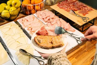 Comida en o cerca de este hotel