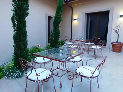 Un patio o zona al aire libre en Hotel Villa Monter