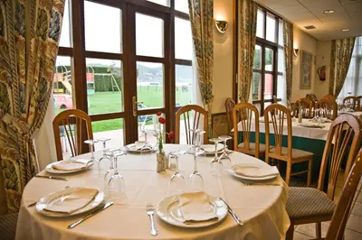 Un restaurante o sitio para comer en APARTAMENTO HARINERA-AOIZ