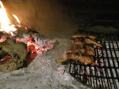 Barbacoa disponible para clientes en el hostal o pensión