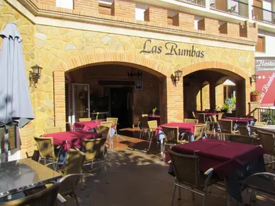 Un restaurante o sitio para comer en Hostal Las Rumbas