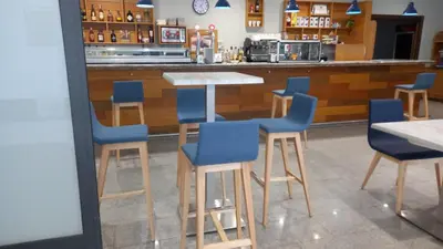 El salón o zona de bar de Visit Hotel