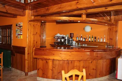 El salón o zona de bar de Hotel La Bonaigua