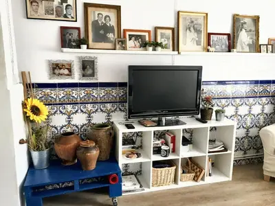 Una televisión o centro de entretenimiento en Charming House in El Poyo del Cid with Garden and Terrace