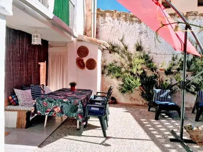 Un patio o zona al aire libre en Charming House in El Poyo del Cid with Garden and Terrace
