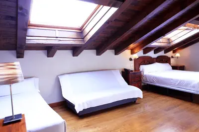 Cama o camas de una habitación en Hostal Antxitonea