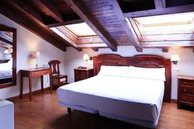 Cama o camas de una habitación en Hostal Antxitonea