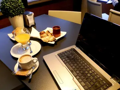 Comida en o cerca de este hotel