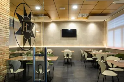 Una televisión o centro de entretenimiento en Hotel Villa de Zaragoza