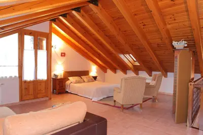 Una televisión o centro de entretenimiento en Apartamentos Albá Casa Alquesera