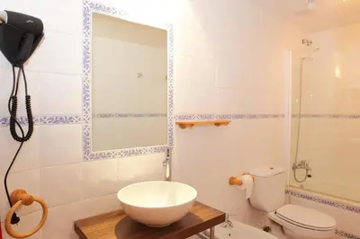 Un baño de Apartamentos Albá Casa Alquesera
