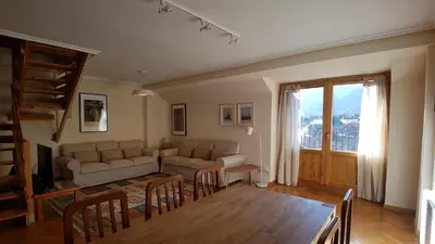 Zona de estar de Atico duplex Urb La Viña en Biescas