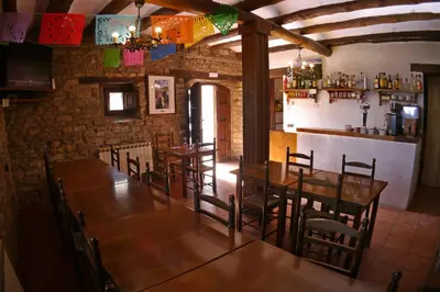 El salón o zona de bar de Albergue Restaurante de Artieda