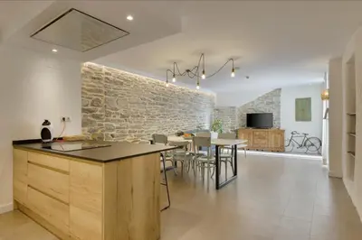 Una televisión o centro de entretenimiento en OS ORMOS Casa Rural - Apartamentos - Habitaciones