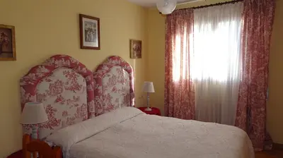 Cama o camas de una habitación en Piso grande en el centro de Jaca con WIFI y garaje
