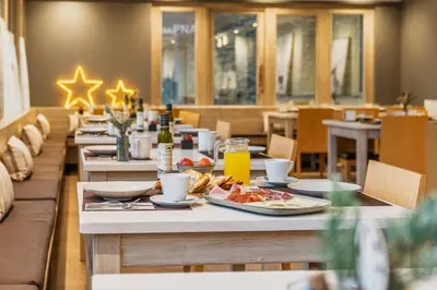 Comida en o cerca de este hotel