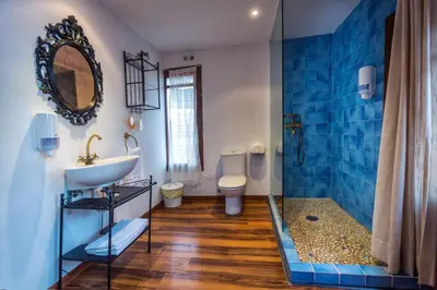 Un baño de Hotel Rio Piedra