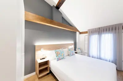 Cama o camas de una habitación en Antique Pamplona Tres Reyes Apartments