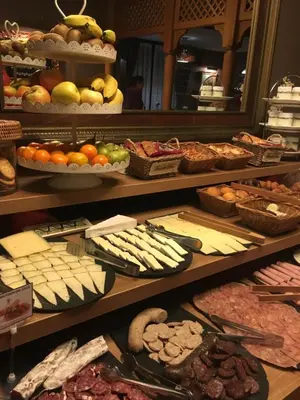 Comida en o cerca de este hotel