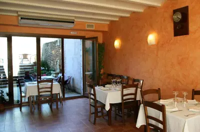 Un restaurante o sitio para comer en Hostal La Fuente