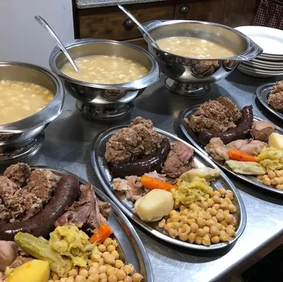 Comida en o cerca de este hotel