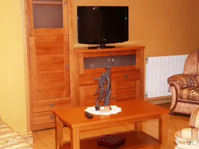 Una televisión o centro de entretenimiento en Apartamento Turístico Guara Casa Castro