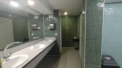 Un baño de Albergue de peregrinos San Cipriano