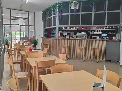 Un restaurante o sitio para comer en Albergue de peregrinos San Cipriano