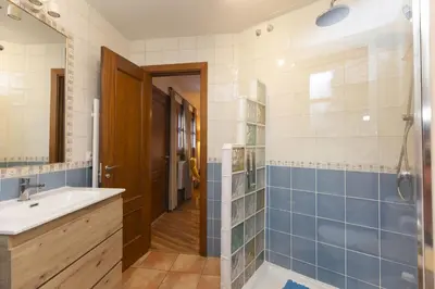 Un baño de El Escondite de Biescas