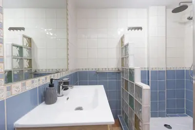 Un baño de El Escondite de Biescas