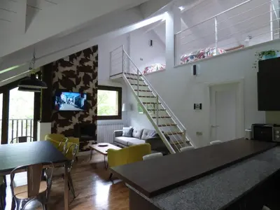 Una televisión o centro de entretenimiento en Pleta del Mon Atico