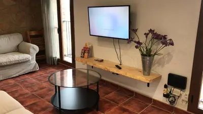 Una televisión o centro de entretenimiento en ROS RURAL Cal Ros