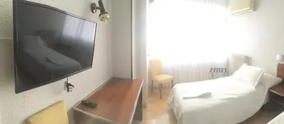 Una televisión o centro de entretenimiento en Hostal la Parrilla