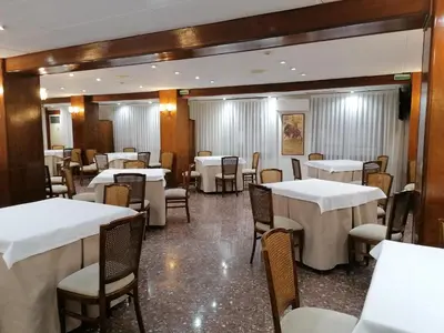 Un restaurante o sitio para comer en Hostal la Parrilla