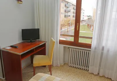 Una televisión o centro de entretenimiento en Hostal la Parrilla