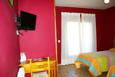 Una televisión o centro de entretenimiento en Hosteleria Santa Cruz