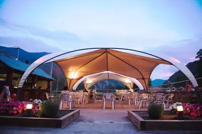 Un restaurante o sitio para comer en Aiguestortes Camping Resort