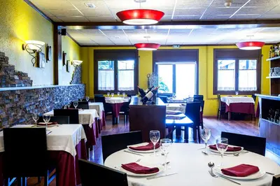 Un restaurante o sitio para comer en Hostal La Plaça