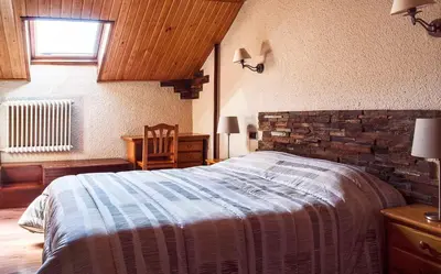 Cama o camas de una habitación en Hostal La Plaça