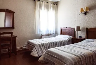 Cama o camas de una habitación en Hostal La Plaça