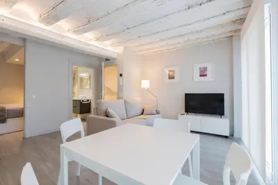 Una televisión o centro de entretenimiento en APARTAMENTOS TURISTICOS - PAPEL ARMADO - Calle Caldereros 33
