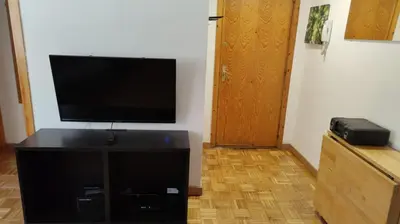 Una televisión o centro de entretenimiento en Apto VIELHA CENTRO Internet fibra