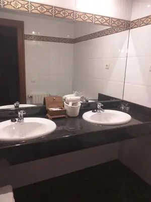Un baño de Hotel Giral