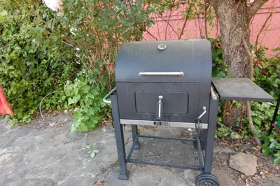 Barbacoa disponible para clientes en el apartamento