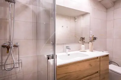 Un baño de Era Puma by SeaMount Rentals