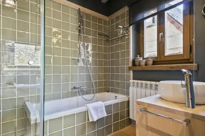 Un baño de LUDERNA - Dúplex Pin Nere