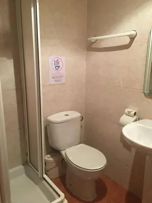 Un baño de PENSION MIRAFLORES