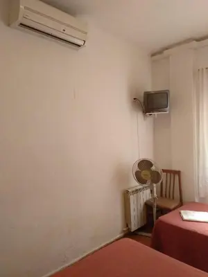 Una televisión o centro de entretenimiento en PENSION MIRAFLORES