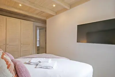 Una televisión o centro de entretenimiento en Luderna - Apartamento Val de Ruda B22 Tuc Ermer