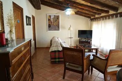 Una televisión o centro de entretenimiento en Casa rural con mucho encanto, en un entorno mágico